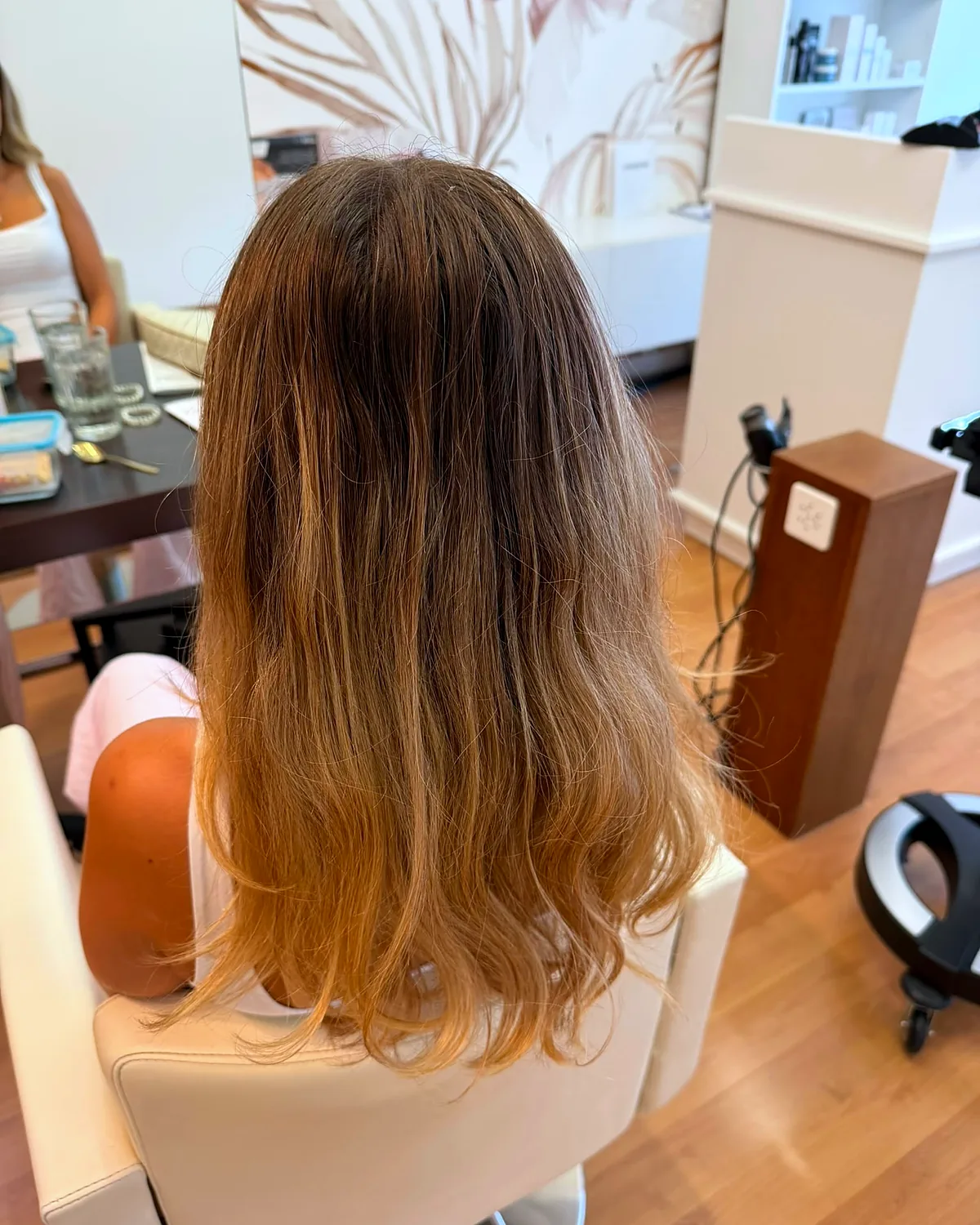 Langes Haar mit weichem Farbverlauf nach einer Coloration im Salon