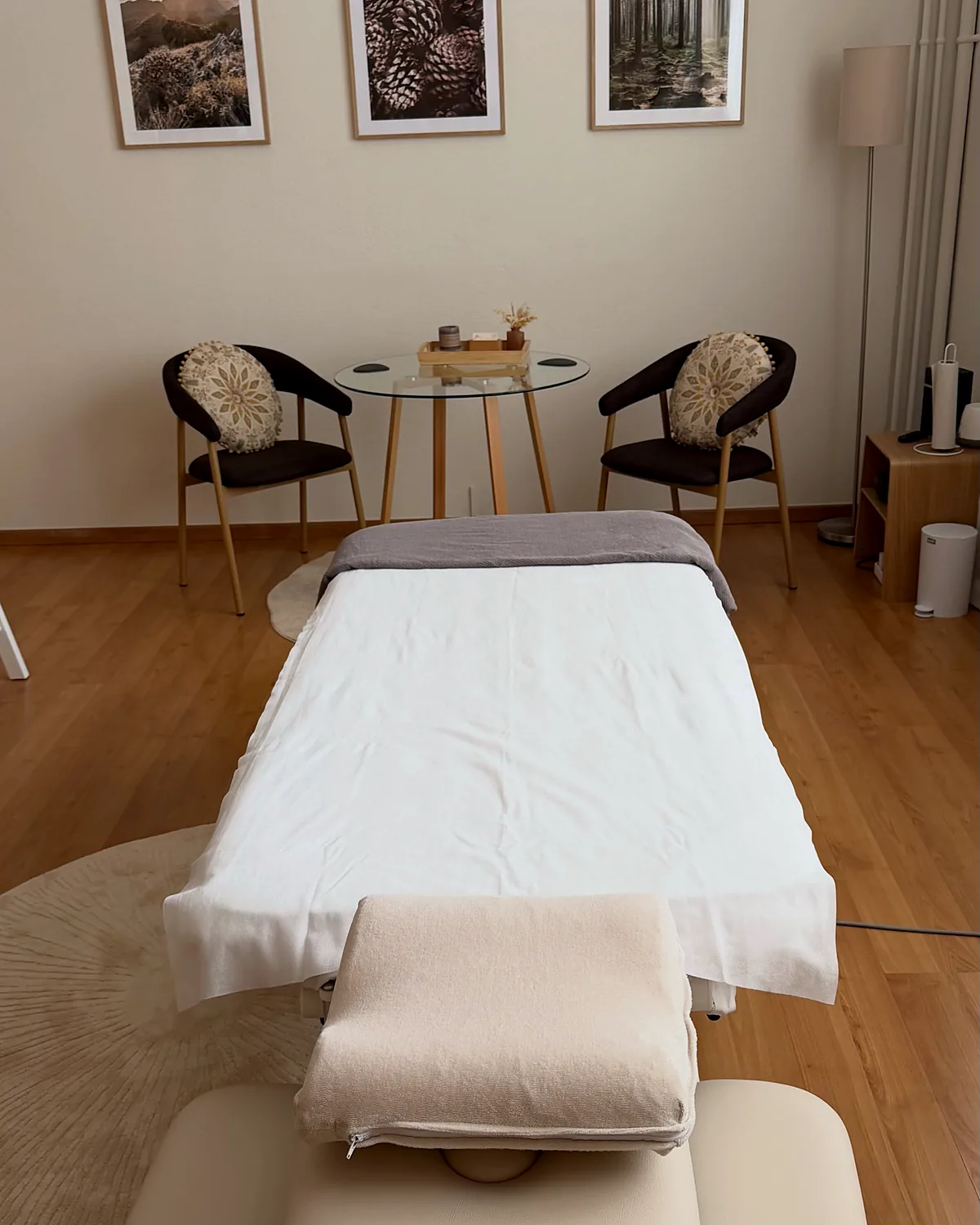 Vorbereitete Massageliege mit Kissen im Behandlungsraum von Sonja Reichmuth
